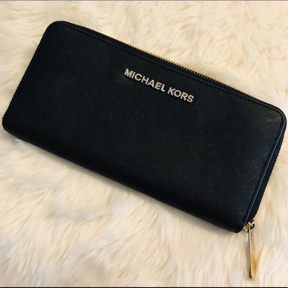 Michael Kors Handbags - Michael Kors Leather wallet